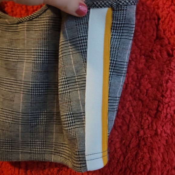 Guess Cropped Tank - Picture 2 of 5